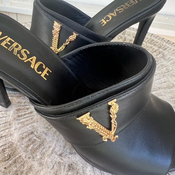 Stunning Black Versace Gold V logo on size 38 - Picture 1 of 10